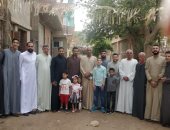 العيد فرحة.. أحمد المنشاوى يشارك بصورة مع الأهل والأصدقاء أول أيام عيد الفطر