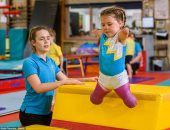 عزيمة ماشية على الأرض.. طفلة بريطانية تلعب الجمباز بعد فقدان أطرافها