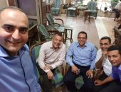 العيد فرحة.. محمود عبد الله يشارك بصورة مع  الأصدقاء فى احتفالات عيد الفطر