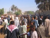 صور.. أهالى الأقصر يزورون المقابر فى ثانى أيام عيد الفطر