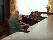 "العمر مجرد رقم".. قدرة سيدة عمرها 108 أعوام فى العزف على البيانو (فيديو)