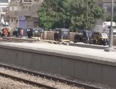 موقف للتكاتك على رصيف محطة طهطا للقطار بمحافظة سوهاج