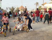 "الكورنيش والمراجيح".. فسحة أهالى شمال سيناء بشاطئ العريش فى العيد (صور)