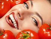 هتعالج بشرتك الدهنية وهتخلصك من البقع الداكنة.. كلمة السر "الطماطم"