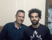 وسط ترحيب شديد.. قارئ يشارك بصورة مع النجم محمد صلاح فى منزله