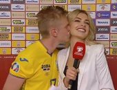 فيديو.. قبلة من لاعب أوكرانيا لمذيعة احتفالا بالفوز على صربيا