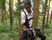 شاهد.. طلع النخلة بالموتوسيكل.. مزارع هندى يصنع "دراجة شجرية" ويطرحها للبيع