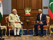 صور.. رئيس وزراء الهند يشيد بلقاء رئيس المالديف ويهديه مضرب كريكت