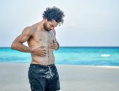 محمد صلاح ينشر صورة جديدة على البحر قبل الانضمام للمنتخب