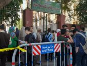 صور.. توافد الطلاب على لجان امتحانات الثانوية بأسيوط والوادى الجديد