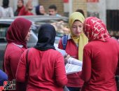 صور.. دقت ساعة امتحانات الثانوية العامة.. استقرار فى الدقائق الأولى داخل لجان اللغة العربية.. تفتيش الطلاب باستخدام العصا الإلكترونية.. وتجميع الهواتف المحمولة.. وكاميرات مراقبة وتأمين كامل بمحيط المدارس 