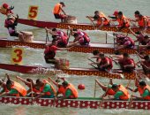 شاهد.. مدينة هونج كونج الصينية تحتفل بمهرجان قوارب التنين السنوى
