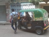 صور .. "التوك توك " الوسيله الأسهل لنقل طلاب الثانوية العامه بالغربية 