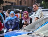 أولياء أمور يتجمعون أمام مدرسة روض الفرج بالعصائر والمياة قبل نهاية امتحان العربى