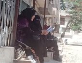 أولياء الأمور يقرأون القرآن لأبنائهم أمام لجان الثانوية العامة