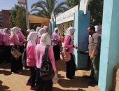 تفتيش طلاب الثانوية العامة قبل دخولهم لجان امتحانى الفيزياء والتاريخ 