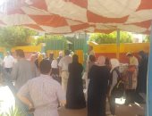 مظلات لحماية أولياء الأمور والشرطة من الشمس خلال امتحانات الثانوية بالبحر الأحمر 