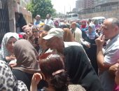 صور.. أولياء الأمور يعبرون عن فرحتهم بسهولة امتحان عربى الثانوية 