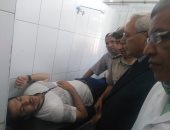 صور.. محافظ الدقهلية يؤجل امتحان طالب للدور الثانى بعد سقوط مروحة عليه