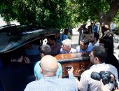 وصول جثمان قسمت رشدي اباظة إلى مسجد نصر الدين تمهيدا لصلاة الجنازة