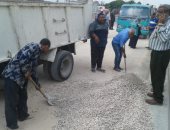 انقلاب سيارة محملة بـ40 طنا من مواد الرصف والحى يرفع المخلفات بالإسكندرية