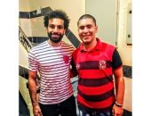 قارئ يشارك صوره تجمعه بمحمد صلاح فى منزله بقرية نجريج بالغربية