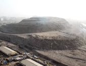 جبل القمامة فى الهند.. أعلى من "تاج محل" وأكبر من 40 ملعب كرة (فيديو)