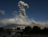 شاهد لحظة ثوران بركان جبل سينابونج فى أندونيسيا بعد ركود دام 400 سنة