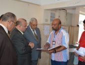 محافظ الدقهلية يتابع توزيع أوراق أسئلة امتحانات الثانوية العامة على اللجان