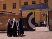 صور.. أولياء الأمور فى الأقصر يرافقون أبنائهم للجان الاقتصاد والإحصاء