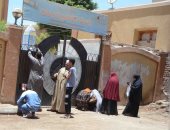 صور.. الطلاب وأولياء الأمور بالأقصر : سعداء بمستوى اسئلة مادة الاقتصاد