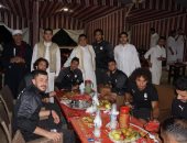 الجماهير تستقبل لاعبى المنتخب بالطبل والمزمار بأحد مطاعم برج العرب