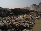 تراكم القمامة أمام مدارس عزبة الهجانة بمدينة نصر 