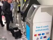 "ATM مجنونة".. ماكينة صرف آلى تقذف الأموال داخل محطة مترو فى لندن.. فيديو