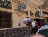 قارئ يشكو من أكياس قمامة معلقة أمام مسجد الرحمة بمنطقة أبو راضى بالمحلة