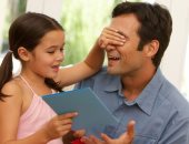 يتكلم مع الولاد ويجيب هدايا ..5 صفات لازم تبقى موجودة فى الأب المثالى 