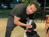 أحمد فهمى ينشر صورة مع كلبه.. ويعلق: لابسين زى بعض