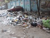 تراكم القمامة بجوار مركز شباب عين شمس.. والأهالى يطالبون بصناديق