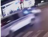 فيديو.. عربة للشرطة الأمريكية تصطدم بسيارة صغيرة وتقتل سائقتها