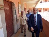 وكيل تعليم الفيوم يتابع العمل بمركز توزيع أسئلة الثانوية العامة 