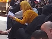 صور.. أولياء أمور طلاب الثانوية العامة بالشرقية يقرأون القرآن أمام اللجان