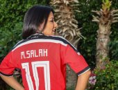 شاهد.. رانيا يوسف تدعم الفراعنة بارتداء قميص محمد صلاح