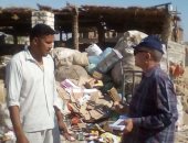 رئيس مدينة إدفو بأسوان يرصد أماكن جمع وتدوير القمامة بدون ترخيص (صور)