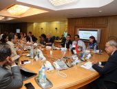 محافظ قنا ووفد البنك الدولى يستعرضان الموقف التنفيذى لمشروعات برنامج التنمية