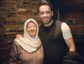 رامى جمال مع والدته: "الله يحفظك ويبارك فى صحتك يا ست الكل"