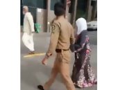 خلع حذاءه لامرأة مسنة ليجنبها سخونة الأرض.. شهامة رجل أمن سعودى حديث تويتر.. فيديو