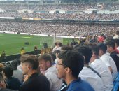 فيديو.. ماذا فعلت جماهير ريال مدريد مع مشجع برشلونة خلال حفل تقديم هازارد؟