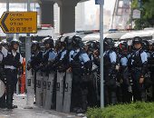 صور.. قوات مكافحة الشغب فى هونج كونج تتجمع خارج المجلس التشريعى بعد يوم من العنف