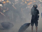 شرطة هونج كونج تطلق الغاز المسيل للدموع خلال اشتباك مع محتجين