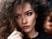 مفيش مشكلة ملهاش حل.. وصفات طبيعية للتعامل مع الشعر المجعد